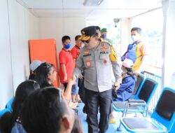 Sapa Warga di Pelabuhan Ambarita, Kapolda Sumut: Senang Liburannya Ya..?