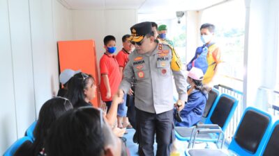 Sapa Warga di Pelabuhan Ambarita, Kapolda Sumut: Senang Liburannya Ya..?