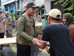 Peduli Korban Banjir, Bupati bersama Wabup Sampang Bagikan Bantuan