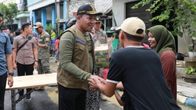 Peduli Korban Banjir, Bupati bersama Wabup Sampang Bagikan Bantuan