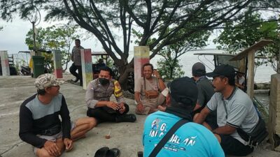 Sambil Lesehan, Pak Bhabin Polsek Kepulauan Seribu Selatan Sambangi Warganya