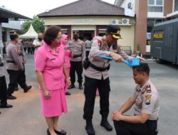 Tradisi Kenaikkan Pangkat, Kapolres Pamekasan Siram Air Kembang Kepada 49 Personil Yang Naik Pangkat