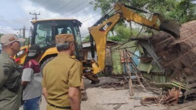 warung-jablay-lik-liang-anggang-akhirnya-dibongkar-petugas-menggunakan-eksavator