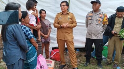 Wakil Bupati Suaib Mansur Menyerahkan Bantuan Pada Korban Kebakaran di Desa Teteuri