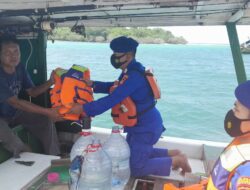 Minimalisir Laka Laut, Sat Polair Polres Kepulauan Seribu Berikan Life Jacket Kepada Nelayan