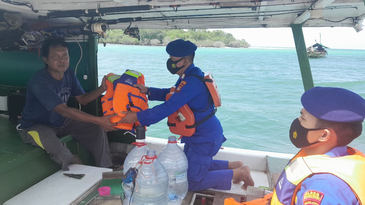 minimalisir-laka-laut,-sat-polair-polres-kepulauan-seribu-berikan-life-jacket-kepada-nelayan