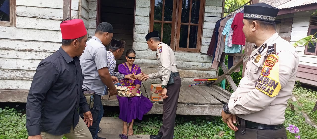 rutin,-polsek-merbau-kembali-bantu-warga-kurang-mampu