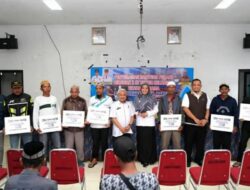 Wakil Bupati Maros,Suhartina Bohari Salurkan Bantuan Mesin Dan Perahu Untuk Kelompok Usaha Bersama