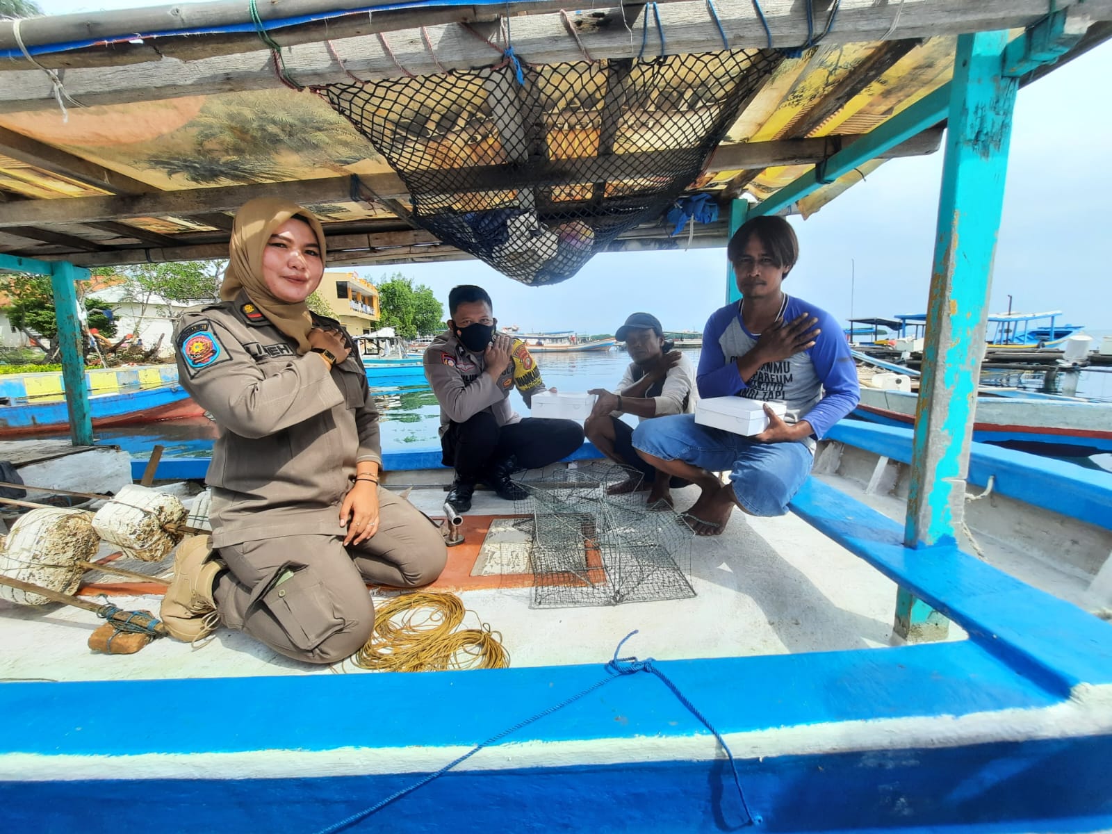 bersinergi-dengan-satpol-pp,-bhabinkamtibmas-polsek-kepulauan-seribu-selatan-sambangi-warganya