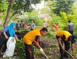 Kompak, Bhabinkamtibmas dan Lapisan Masyarakat Laksanakan Jumat Bersih di Pulau Untung Jawa