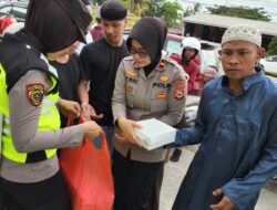 Jum’at Berkah Awal Tahun 2023, Sat Binmas Polres Luwu Utara Bagikan Nasi Kotak Kepada Jamaah Masjid Nurul Muttaqin