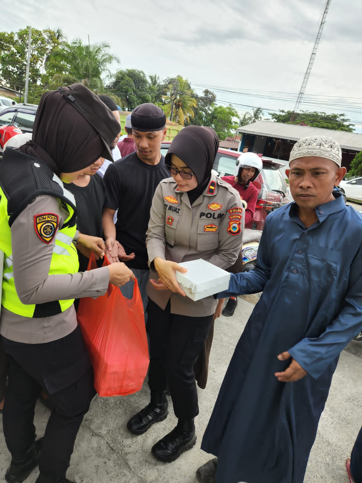 jum’at-berkah-awal-tahun-2023,-sat-binmas-polres-luwu-utara-bagikan-nasi-kotak-kepada-jamaah-masjid-nurul-muttaqin