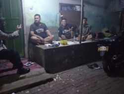 Sambang Malam, Kapolsubsektor Pulau Lancang Sambangi Tomas dan Masyarakat