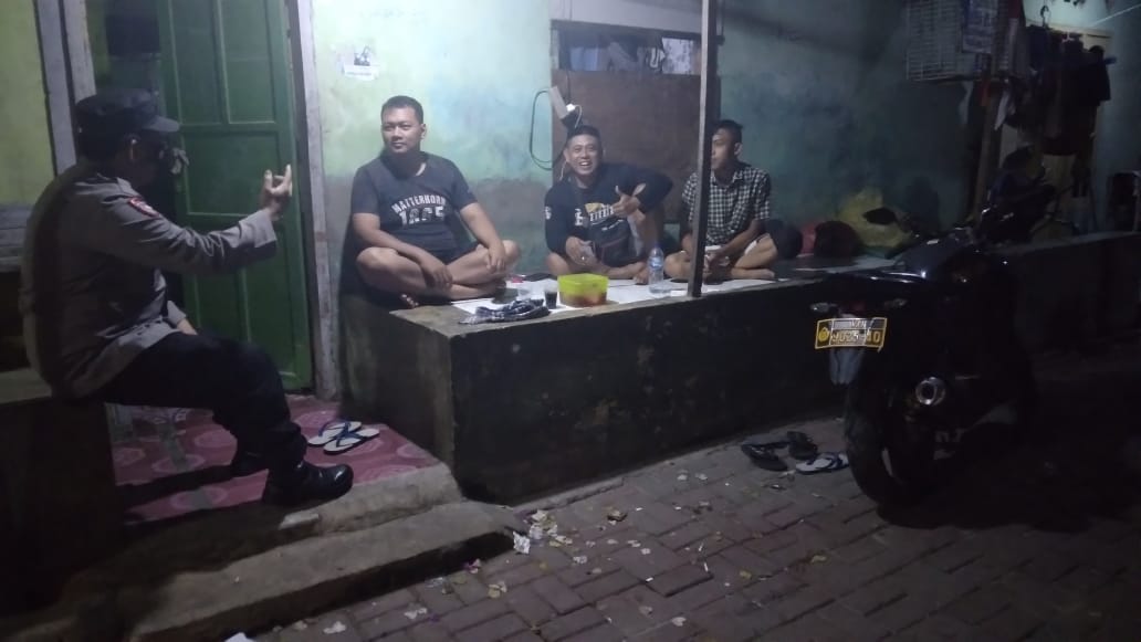 sambang-malam,-kapolsubsektor-pulau-lancang-sambangi-tomas-dan-masyarakat