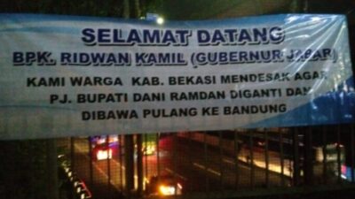 sambut-kedatangan-gubernur-jawa-barat,-warga-bekasi-gelar-spanduk-“ganti-dan-bawa-pulang-pj-bupati”-dani-ramdan 