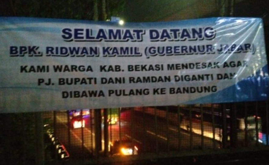 sambut-kedatangan-gubernur-jawa-barat,-warga-bekasi-gelar-spanduk-“ganti-dan-bawa-pulang-pj-bupati”-dani-ramdan 