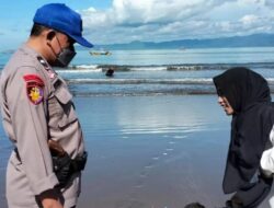 Anggota Sat Polairud Polres Sukabumi Himbau kepada Para Wisatawan pantai Agar selalu berhati hati saat berenang