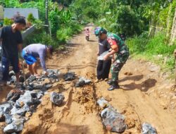 Babinsa Desa Lembur Sawah Koramil 0622-10/Pabuaran Bersama Kades Pimpin Kerjabakti Perbaikan Jalan Desa