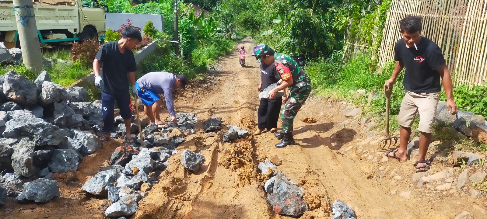 babinsa-desa-lembur-sawah-koramil-0622-10/pabuaran-bersama-kades-pimpin-kerjabakti-perbaikan-jalan-desa