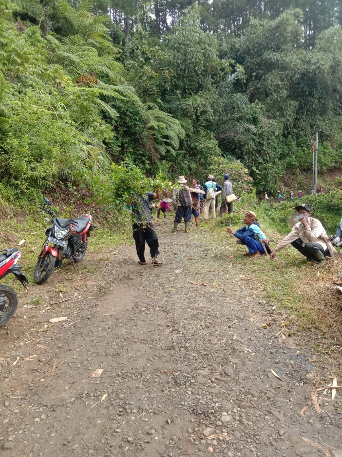 warga-gunungwangun-lakukan-gotong-royong-bersihkan-bahu-jalan-gunungwangun-sinargalih