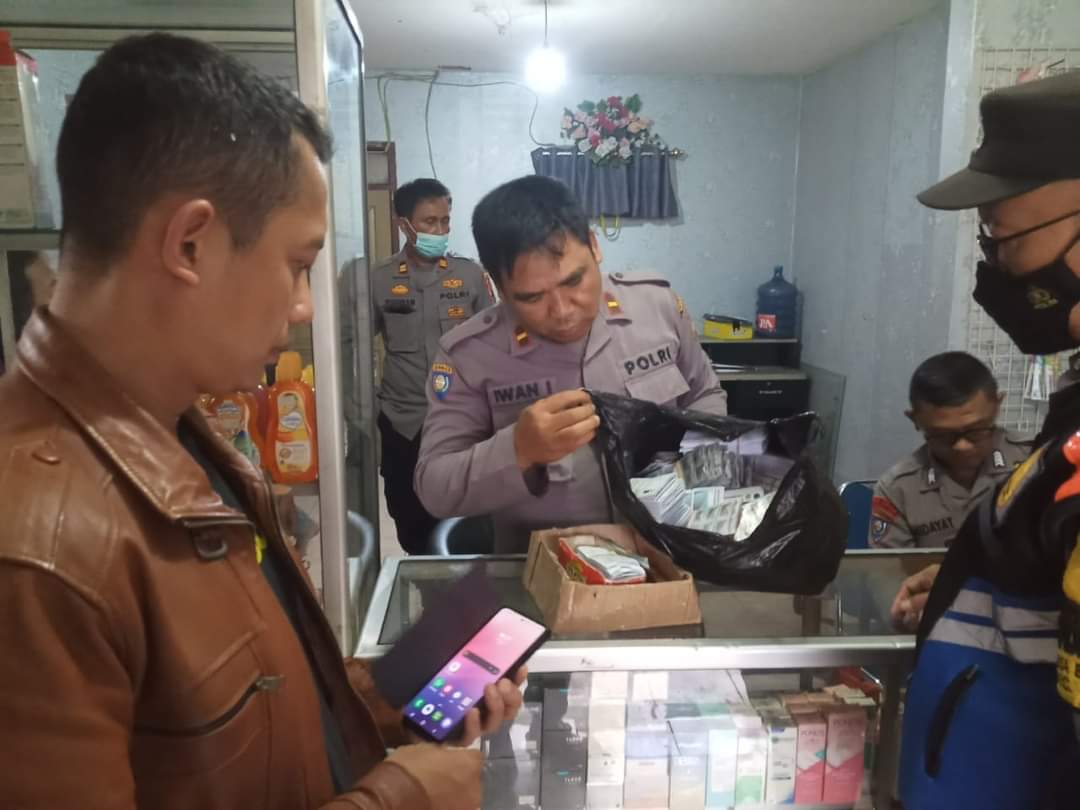 berkat-laporan-masyarakat,-satuan-reskrim-polsek-cicalengka-sidak-toko-obat-obatan-terlarang