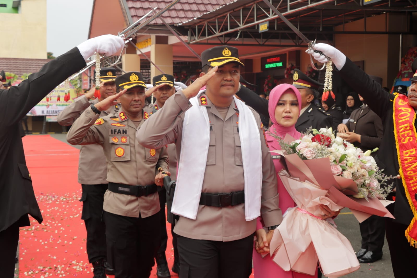 suasana-haru-warnai-prosesi-pedang-pora-pelepasan-kapolres-banjar