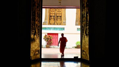 Biksu di Thailand Buron Usai Serang Gadis Remaja Pakai Palu, Diduga Motif Cemburu