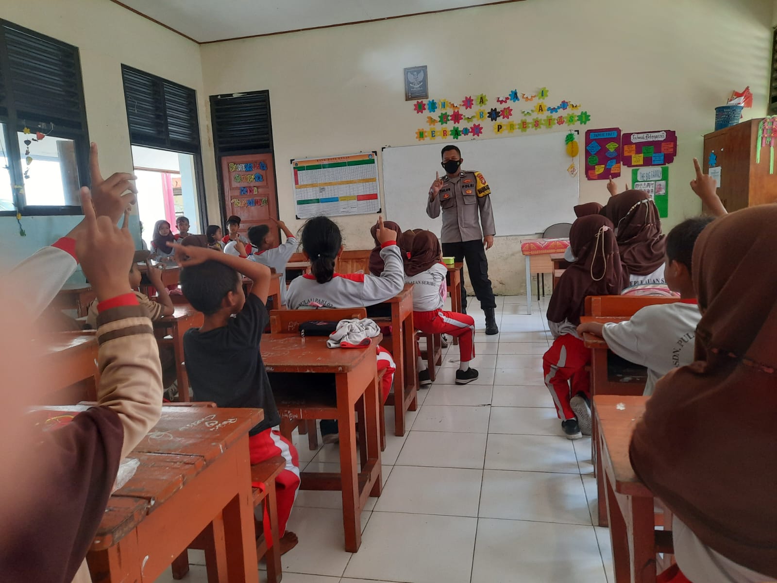 pak-bhabin-kunjungi-sdn-02-pulau-lancang-bertajuk-police-goes-to-school