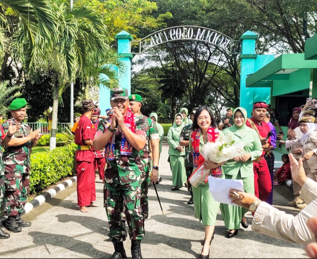 kungker-danrem-051-wijayakarta-ke-kodim-0509-kabupaten-bekasi,-di-sambut-kesenian-daerah-lenong-betawi. 