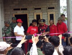 Anggota Koramil 421-08/Palas Dampingi Bupati Lamsel Resmikan Rumah Siap Huni Warga Kecamatan Sragi