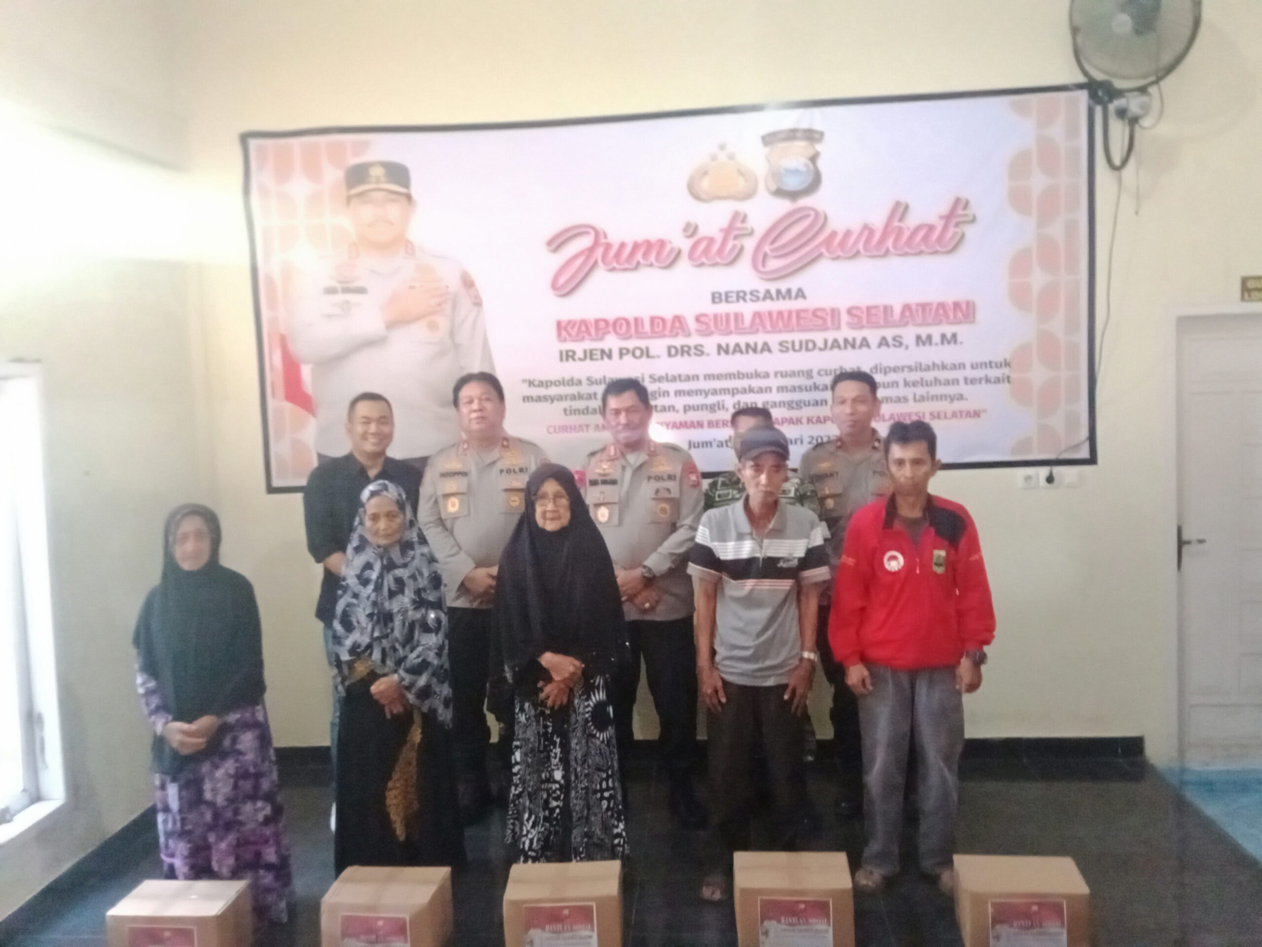 jumat-curhat,-kapolda-sulsel-sambangi-warga-desa-lekopancing-maros,-sekaligus-bagi-sembako