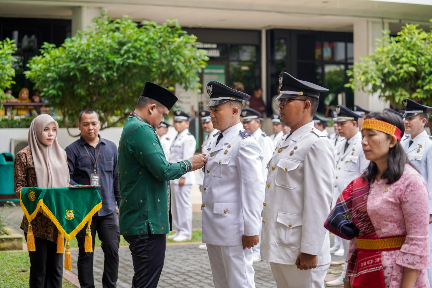 lantik-74-pejabat-eselon-iv-kecamatan-&-kelurahan,-bobby-nasution:-pahami-5-program-prioritas,-jangan-korupsi,-optimalkan-dana-kelurahan