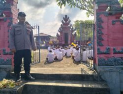 Personil Polsek Bungi Lakukan Pengamanan Ibadah Hari Raya Kuningan Di Kecamatan Bungi