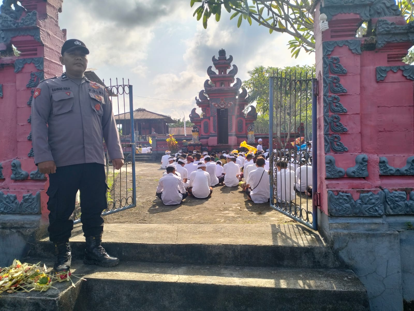 personil-polsek-bungi-lakukan-pengamanan-ibadah-hari-raya-kuningan-di-kecamatan-bungi