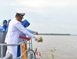 Lanal Banjarmasin Peringati Hari Dharma Samudera Gelar Upacara Tabur Bunga Di Laut