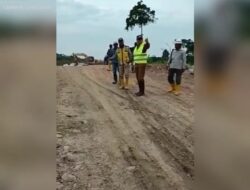 Wakil Bupati Luwu Utara,Suaib Mansur Meninjau Langsung pekerjaan Penutupan Tebing Tanggul Yang Jebol Di Desa Polewali