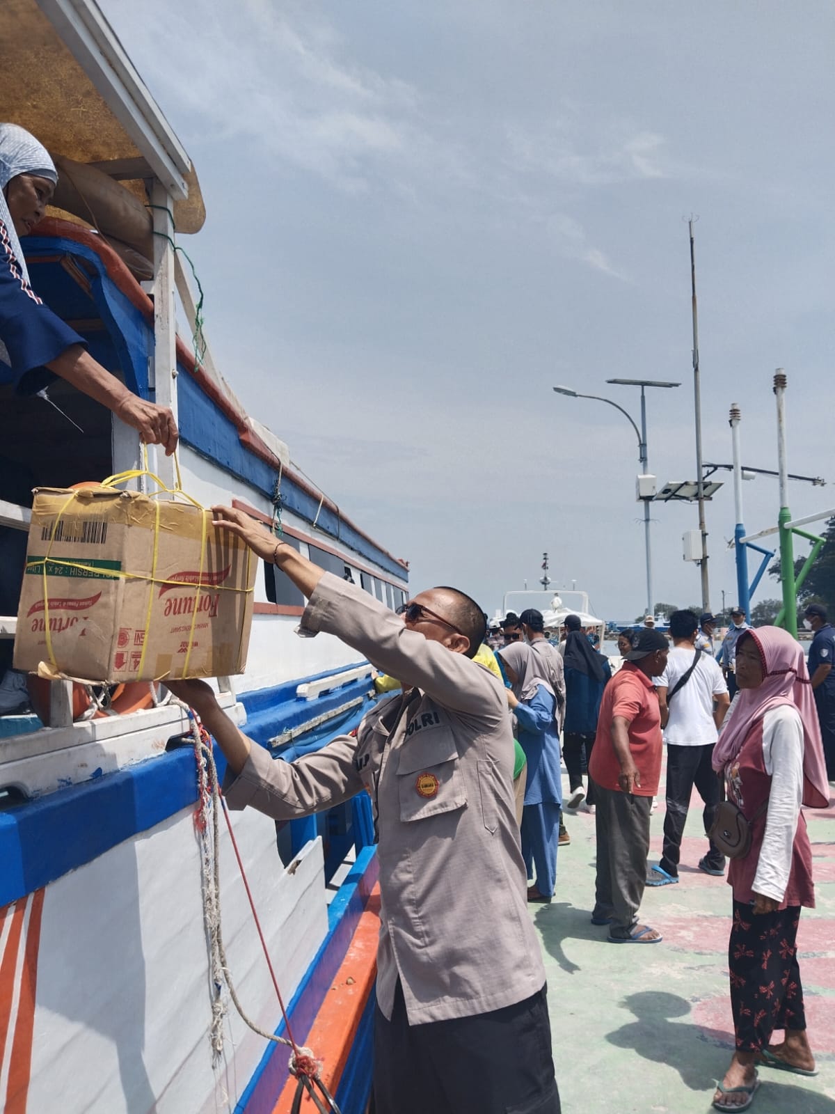 pelayanan-dermaga-kedatangan-sudah-menjadi-rutinitas-polisi-di-kepulauan-seribu