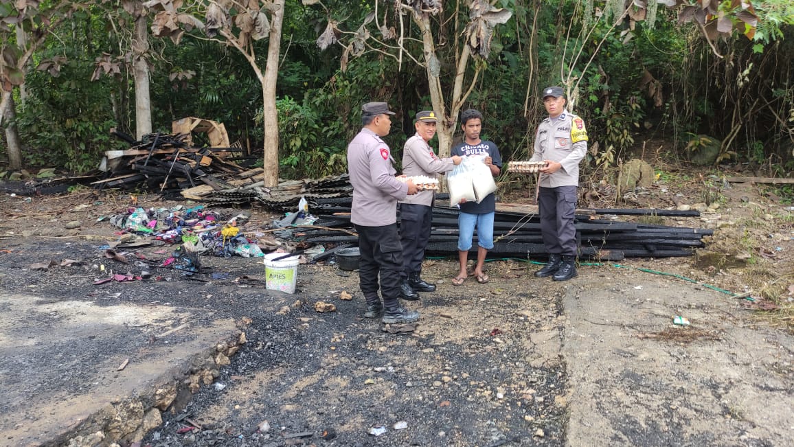 polsek-bungi-beri-bantuan-sembako-terhadap-korban-kebakaran-rumah-di-kelurahan-waliabuku