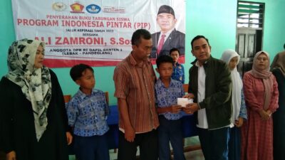 ali-zamroni-serahkan-ratusan-buku-tabungan-pip-aspirasi-di-smpn-1-cilograng