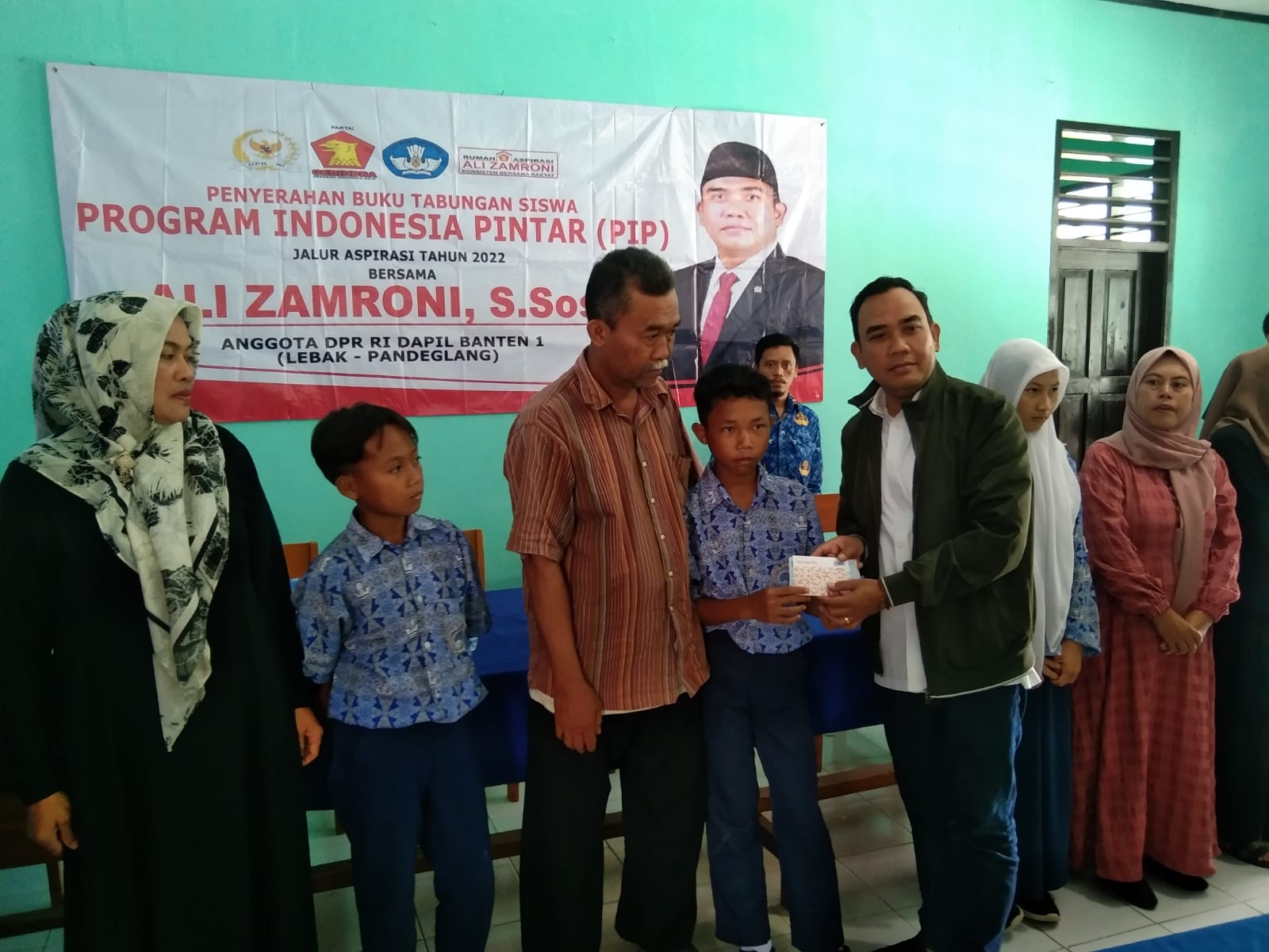 ali-zamroni-serahkan-ratusan-buku-tabungan-pip-aspirasi-di-smpn-1-cilograng