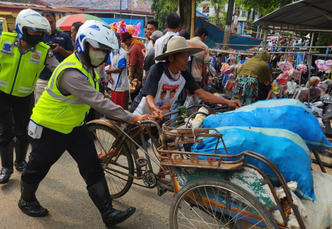 polisi-penolong-masyarakat,-wujud-sinergitas-polres-pamekasan-dengan-masyarakat