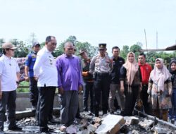 Bupati Oku Selatan Popo Ali  Martopo  , Sambangi Korban Kebakaran Di Kampung Masjid  Kecamatan Muaradua