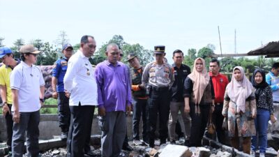 bupati-oku-selatan-popo-ali-martopo-,-sambangi-korban-kebakaran-di-kampung-masjid-kecamatan-muaradua