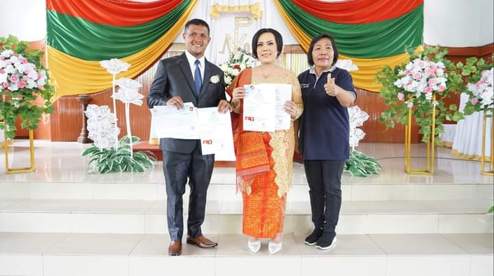 dinas-dukcapil-dairi-serahkan-akta-perkawinan,kk-dan-ktp-elektronik-kepada-pengantin-baru