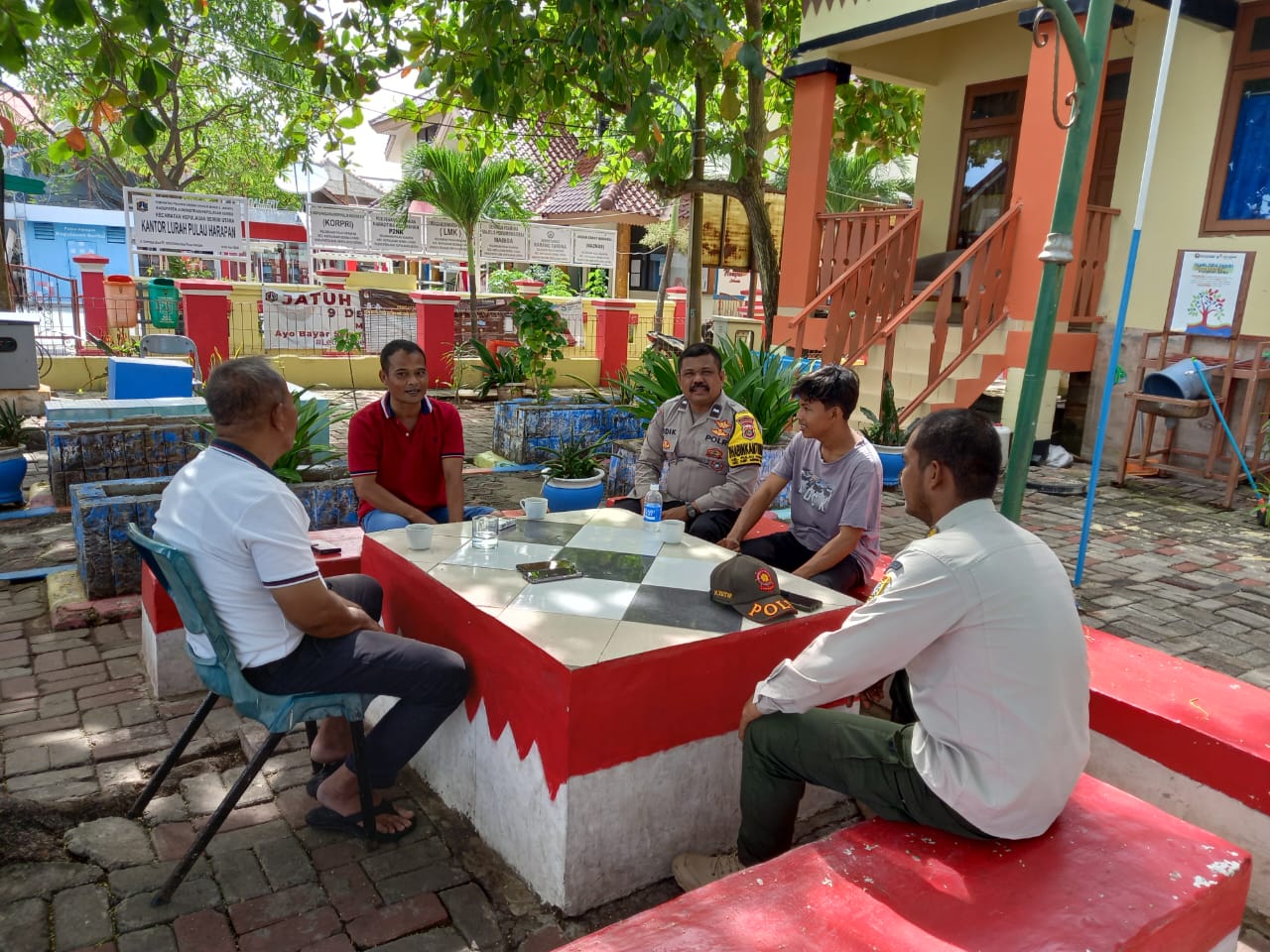 bhabinkamtibmas-pulau-harapan-ajak-tokoh-masyarakat-turun-langsung-dalam-upaya-ciptakan-sitkamtibmas-kondusif