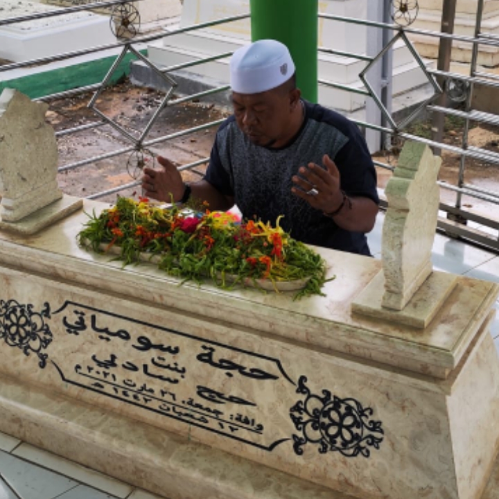 staf-ahli-bupati-tanbu-rutin-ziarah-ke-makam-ibunda-tercinta