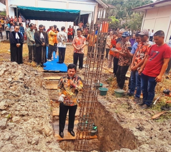 bupati-nisbar-hadiri-peletakkan-batu-pertama-mess-kantor-pusat-gereja-onkp