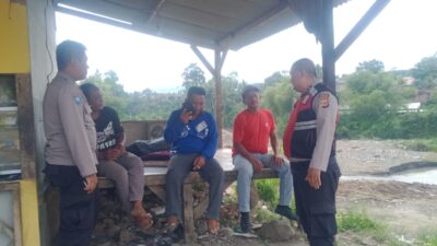 Anggota polsek Gunungguruh melakukan patroli dialogis di kampung kebon manggu