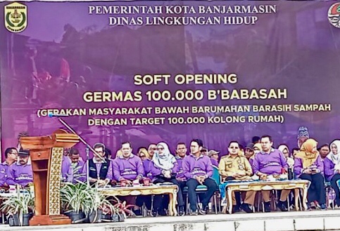 wali-kota-banjarmasin-soft-opening-germas-100-ribu-bersih-bersih-sampah-dibawah-kolong-rumah