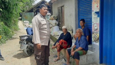 Bhabinkatibmas Gunungguruh patroli dialogis, sampaikan pesan terhadap warga Kampung Ciburial